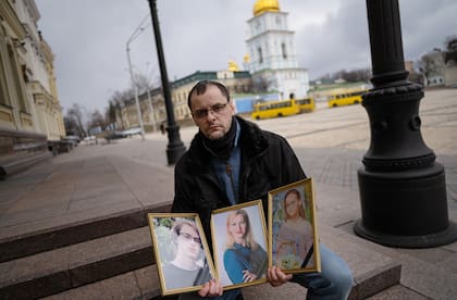 Serhiy Perebyinis perdió a su esposa, Tetiana, y a sus dos hijos por los bombardeos de mortero rusos cuando intentaban huir de Irpin, cerca de Kiev, la capital de Ucrania