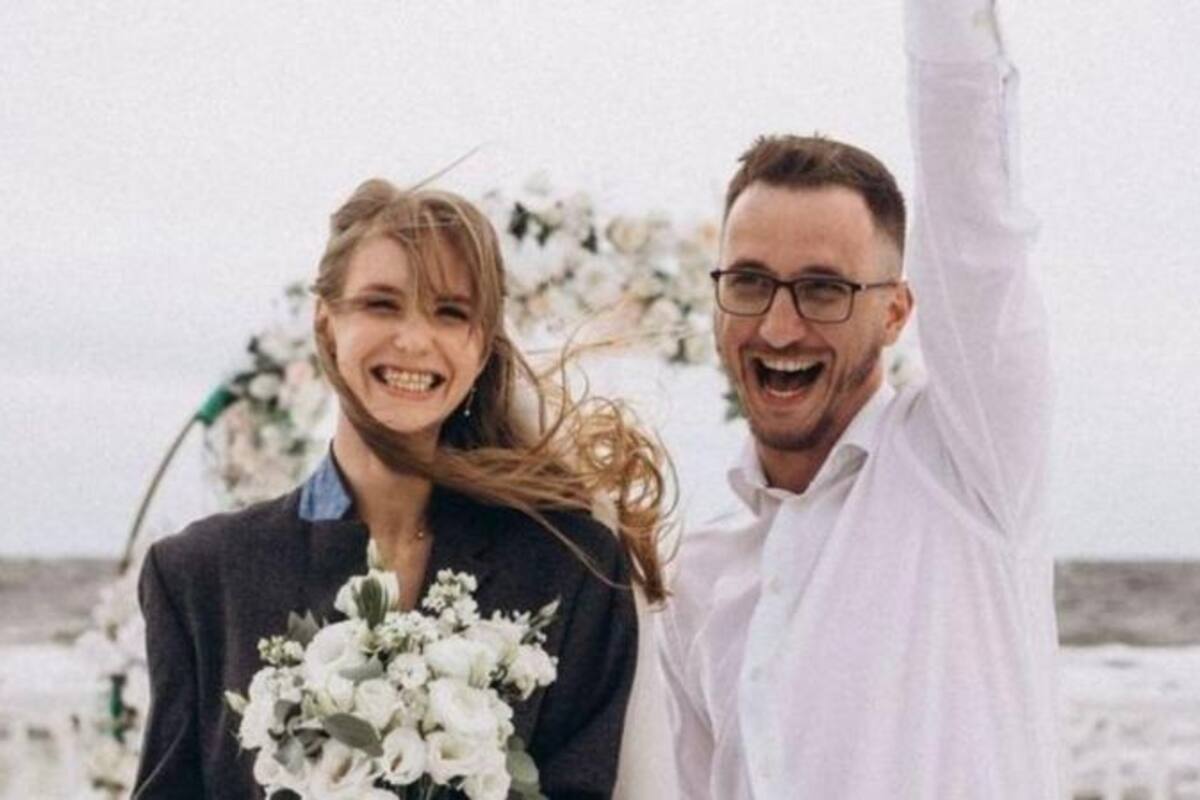 Serhiy y Tania en su boda, a la que solo asistieron la mitad de los invitados