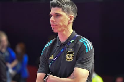 Serio, Lucuix suele vivir los partidos con muchísima intensidad; después, si terminan en victoria, los festeja como un jugador más.