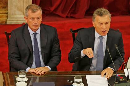 Serio y adusto, Monzó expresó su malestar al lado de Macri