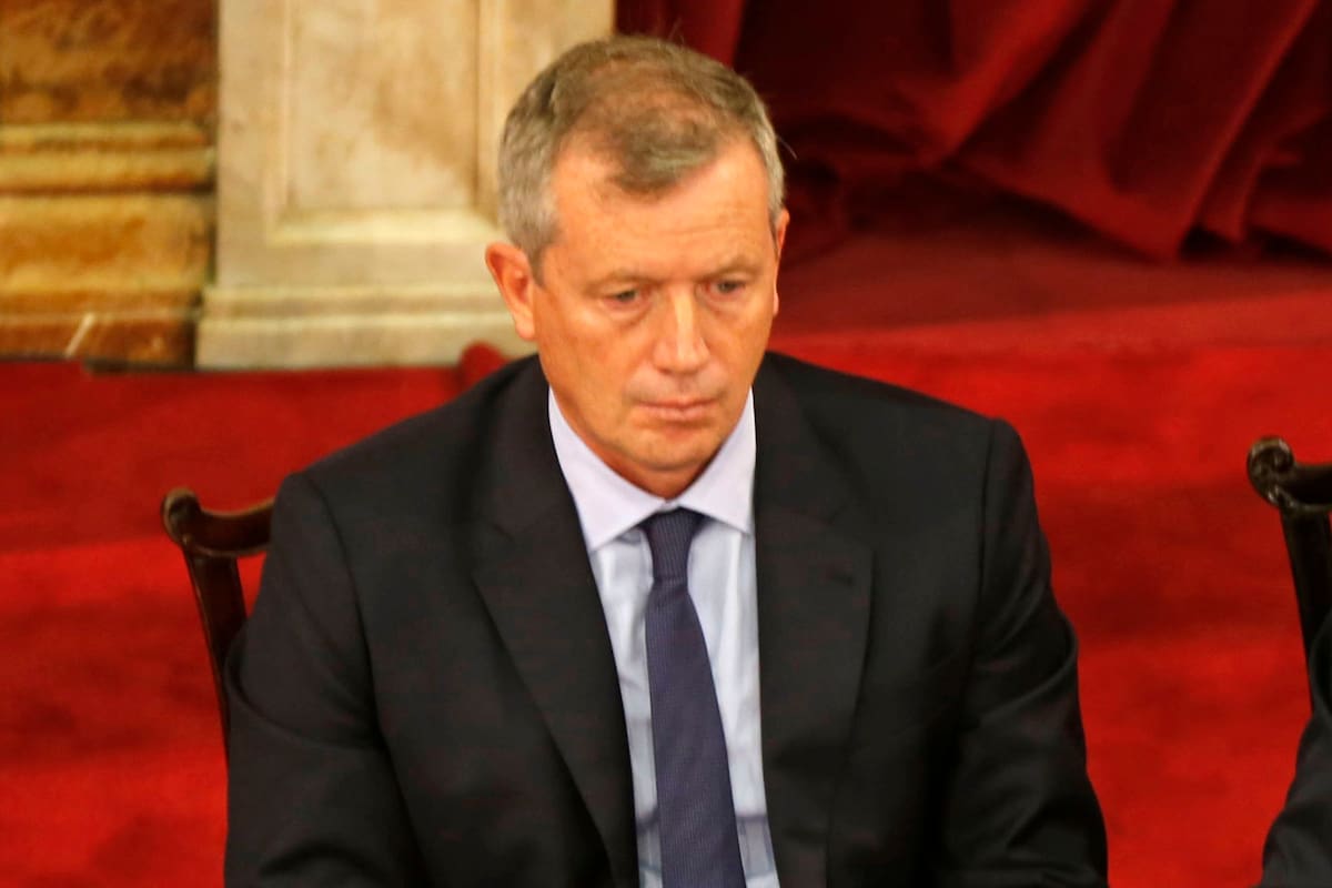 Serio y adusto, Monzó expresó su malestar al lado de Macri