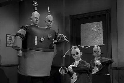 "Serling transformó cada episodio en un arma contra la intolerancia, la censura, los prejuicios y la ignorancia", señaló William P. Simmons, biógrafo del creador de la serie