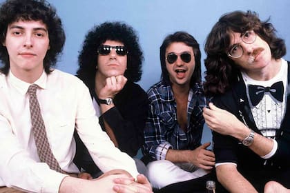 Serú Girán en sus comienzos, cuando arreciaban las críticas y su música no era comprendida: Pedro Aznar, Oscar Moro, David Lebón y Charly García