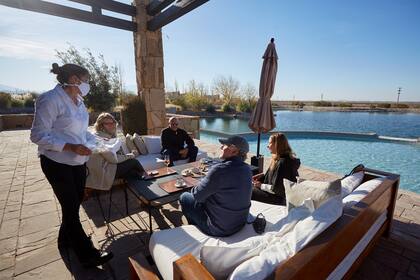 Servicio con barbijo en el Rosell Boher Lodge, en Mendoza