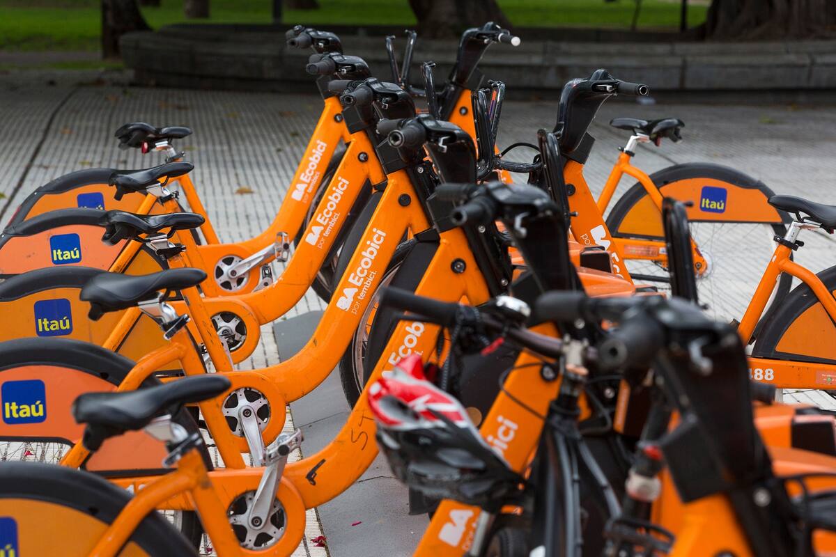 Servicio de Ecobicis del gobierno de la ciudad de Buenos Aires, estación Chacarita Lacroze y Corrientes.