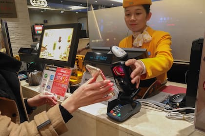 Servicios como WeChat o Alipay son las billeteras electrónicas más populares, y hacen que los mensajeros instantáneos sean más atractivos, en detrimento de herramientas como el correo electrónico