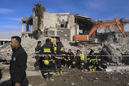 Servicios de emergencia limpian los escombros de la casa de Peshraw Dizayi que fue alcanzada en ataques con misiles iraníes en Irbil, Irak