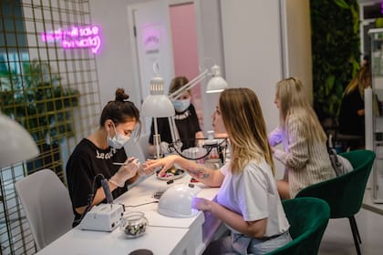 Servicios de manicura en la cadena de belleza rusa Sugar en el distrito de Marina de Dubai, Emiratos Árabes Unidos, 4 de marzo de 2023.