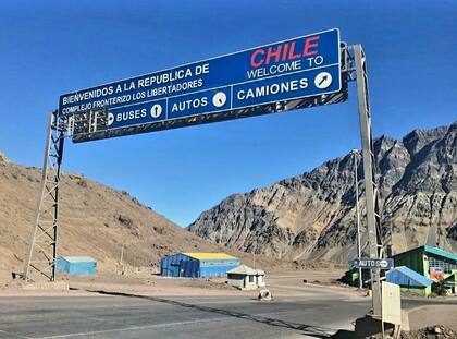 Sesenta pasajeros mendocinos quedaron varados en Chile tras el robo de su documentación y dinero