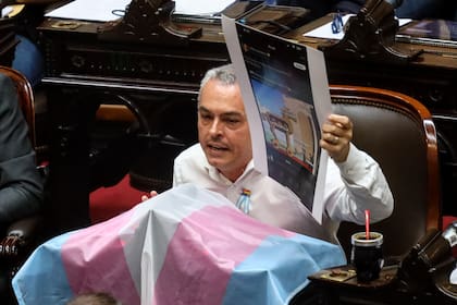 Sesión en Diputados por la suspensión de las PASO. En este momento Tema paredon limitrofe y justicia en Salta por tema narcotrafico. En tratamiento de cuestiones de privilegio