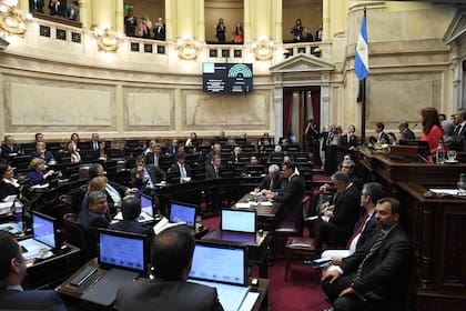 Sesión extraordinaria del Senado de la Nación en la que se trató el proyecto de ley de Fomento de la Competencia y Reducción de Distorsiones de Precios en la Venta Minorista y la designación del Defensor de los Derechos de las Niñas, Niños y Adolescentes