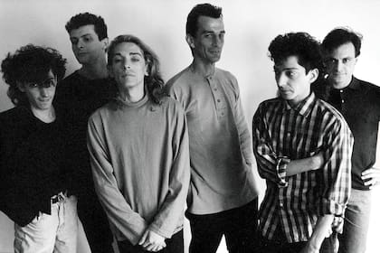 Sesión para el arte del disco: Marcelo Moura, Enrique Mugetti, Federico Moura, Mario Sierra, Julio Moura y Daniel Sbarra, desde la izquierda