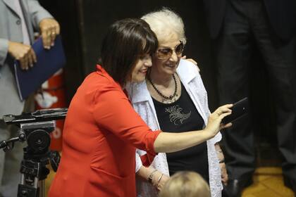 La titular de Abuelas de Plaza de Mayo, Estela de Carlotto, estuvo presente en la apertura de las sesiones ordinarias de la Provincia