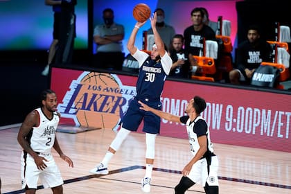 Seth Curry, el hermano de Steven, es de los pocos que sostiene con regularidad el tiro de media distancia; penetración, stop y tiro en suspensión, una fórmula que pocos dominan en la actualidad