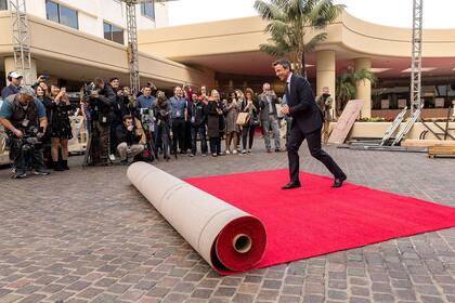 Seth Meyers se divierte simulando desenrollar la gran alfombra roja que recibirá a los famosos en la próxima entrega de los Globos de Oro