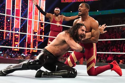 Seth Rollins y Murphy, dos estrellas de lucha libre de la WWE, que volverá a producir sus shows en el estado de Florida.