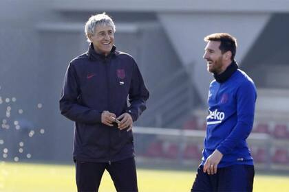 Setién, junto a Lionel Messi. El DT quiere convencer al argentino sobre las chances de cumplir una buena campaña