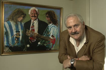 Settimio Aloisio, en su antigua oficina de la calle Quintana, con sus representados Claudio Caniggia y Gabriel Batistuta en un retrato impactante.
