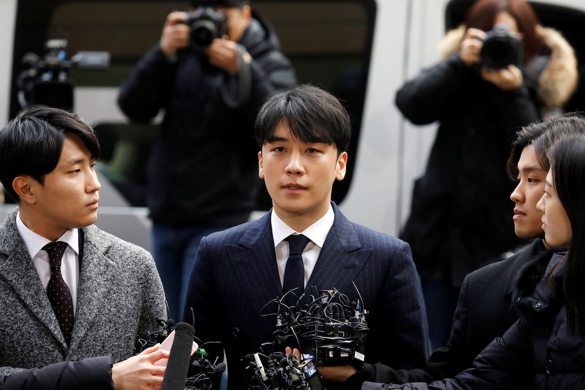 Seungri, al hablar con la prensa a la salida de su declaración policial