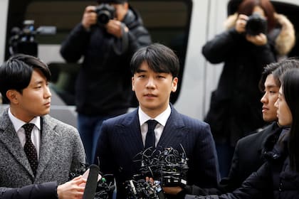 Seungri, al hablar con la prensa a la salida de su declaración policial