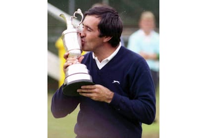 Severiano Ballesteros de España, besa tiernamente el trofeo del British Open Golf Championship, luego de su victoria en Lytham St. Annes, Inglaterra, en esta foto de archivo del 18 de julio de 1988.