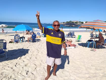 Severo trabaja en la playa desde hace 45 años; un hincha fanático de Boca