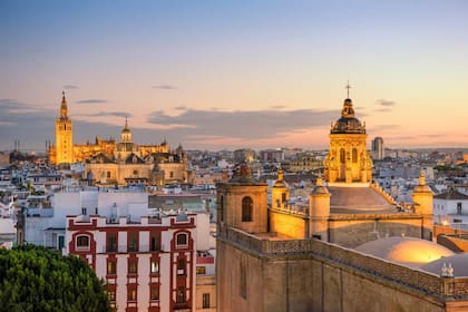 Sevilla es la ciudad más poblada de Andalucía y la cuarta de España, después de Madrid, Barcelona y Valencia. En la zona de Andalucía se registró el mayor número de transacciones inmobiliarias en el mes de julio pasado.