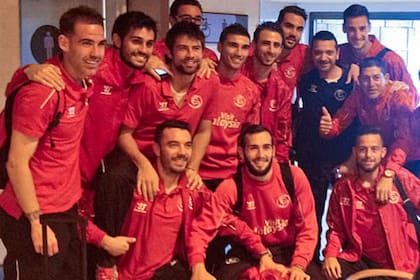 Sevilla, sin sus grandes figuras, llegó a Buenos Aires