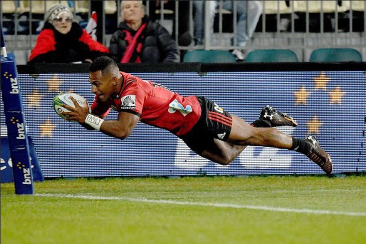 Sevu Reece se mete en el ingoal y marca el primer try del partido para los Crusaders
