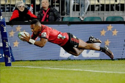 Sevu Reece se mete en el ingoal y marca el primer try del partido para los Crusaders