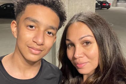 Sewell Setzer y su madre, Megan García; el joven se suicidó luego de chatear con una novia virtual en Character.ai