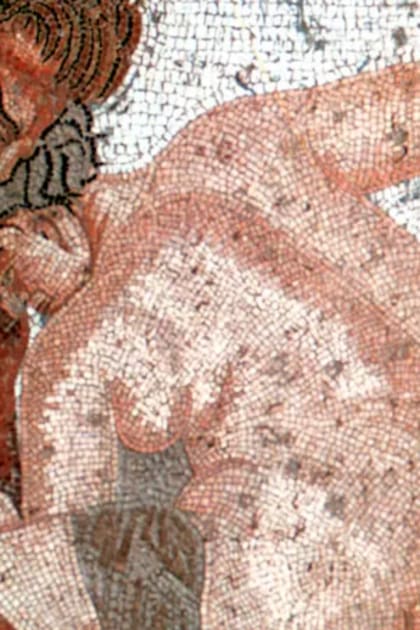 Sexo en la Antigua Roma. Un sátiro y una ninfa en una pared de la Casa del Fauno, construida durante el siglo II A.C en Pompeya.