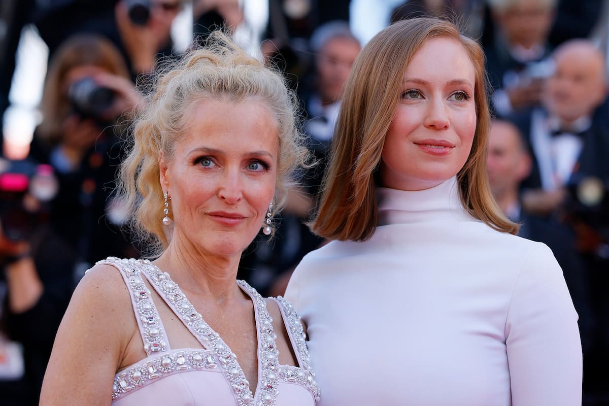 Sexo, sangre y cinefilia: cómo Gillian Anderson y Hannah Einbinder reinventan el terror de los 80