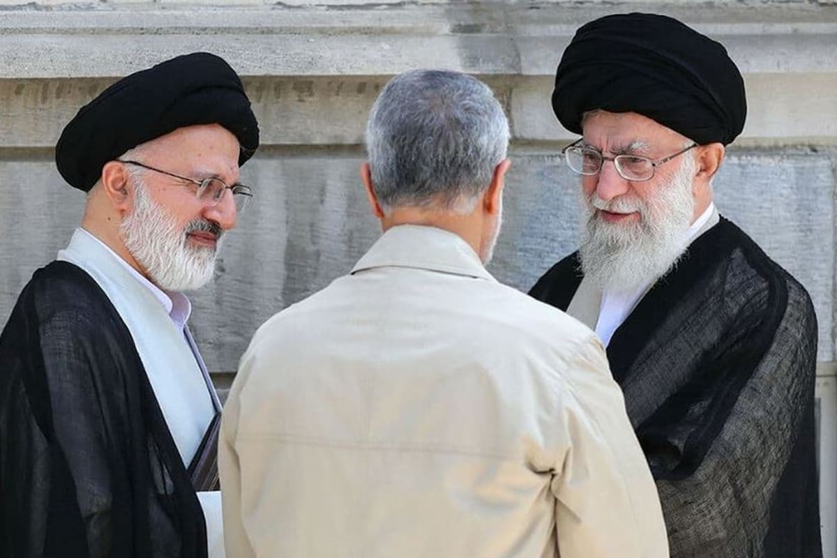 Seyed Ali-Asghar Mir-Hejazi, nuevo imputado en la causa AMIA con pedido de captura, a la izquierda, junto al líder supremo Khamenei