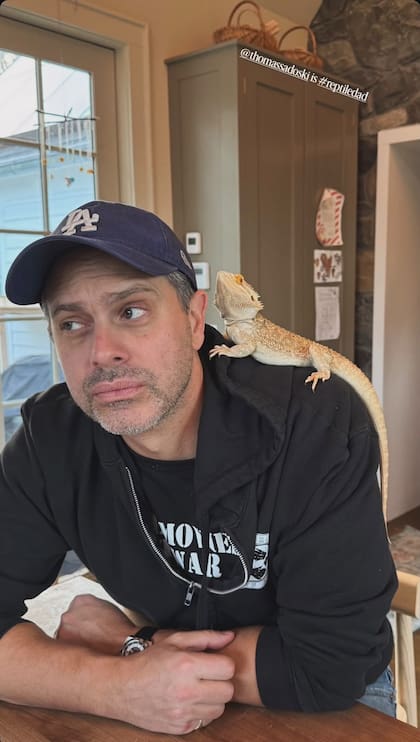 Seyfried compartió una foto de Sadoski con un reptil sobre el hombro y lo etiquetó con el hashtag ‘#reptiledad’”
