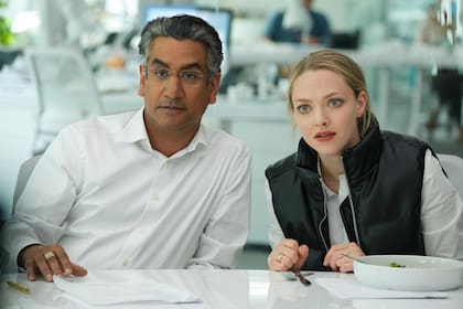 Seyfried junto a Naveen Andrews en la nueva serie de Star+