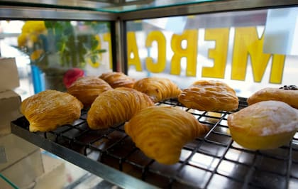 Sfogliatelle, pasticciotti rellenos de crema y brioche sicilianas con pistacho son parte de la oferta