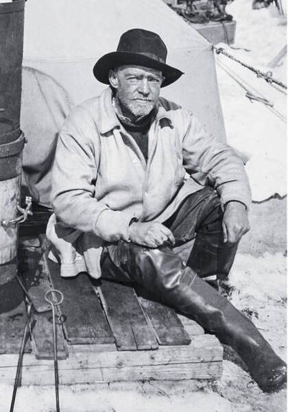 Shackleton, a poco de abandonar el Endurance, en el campamento de la Paciencia.