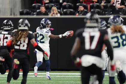 Shaheed devuelve patada 100 yardas para TD y Seahawks aplastan 37-9 a Falcons