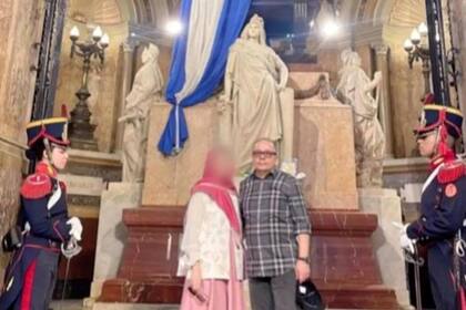 Shahram Dabiri, en el Mausoleo del General San Martín, en la Catedral porteña