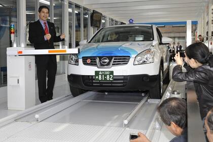 Shai Agassi, fundador de Better Place, en una demostración del recambio de baterías de un vehículo eléctrico en Japón