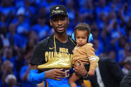 Shai Gilgeous-Alexander celebra después de ganar el título de la NBA con la victoria en el séptimo y decisivo partido ante Indiana Pacers. (AP Foto/Julio Cortez)