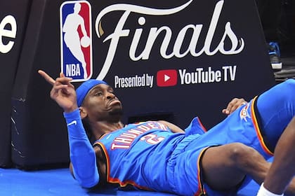 Shai Gilgeous-Alexander, de Oklahoma City Thunders, demostró por qué es el MVP de esta temporada de la NBA. (AP Photo/Julio Cortez)