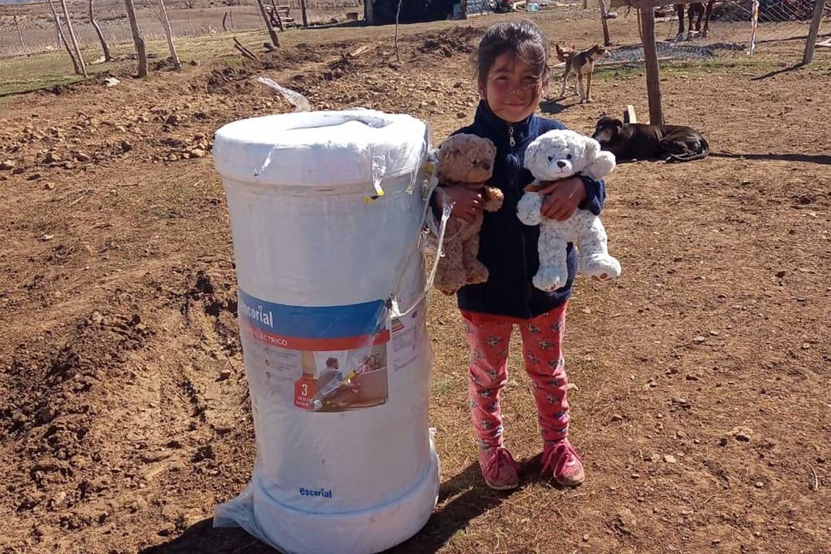Shaiela (hermana de Maciela) muestra el calefón eléctrico y los peluches que recibieron de regalo