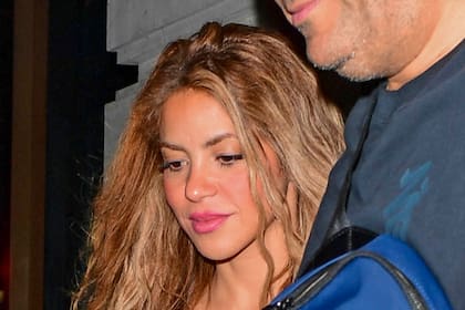 Shakira al salir de un restaurante, en donde compartió una cena con el basquetbolista Jimmy Butler en London