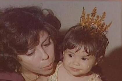 Shakira bebé, alzada por su mamá, Nidia
