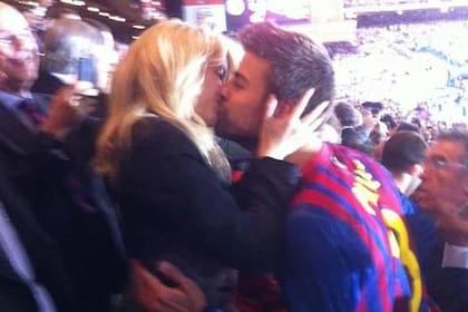 Shakira besa a su chico