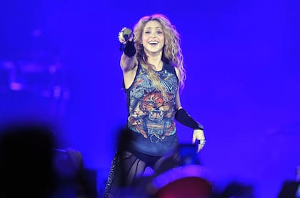 Shakira comienza el tour que la llevará por todo Sudamérica desde el mes de febrero hasta finales de marzo y a viajar por todos los Estados Unidos desde mitad de mayo hasta final de junio