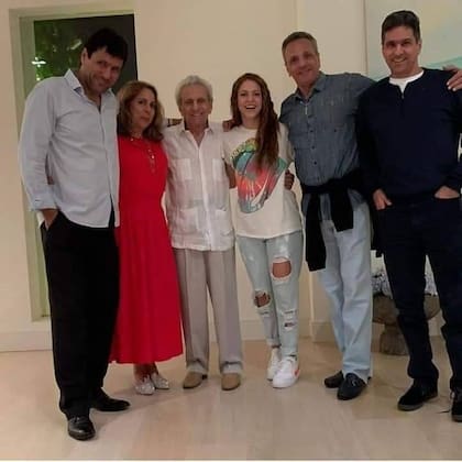 Shakira con algunos de sus hermanos