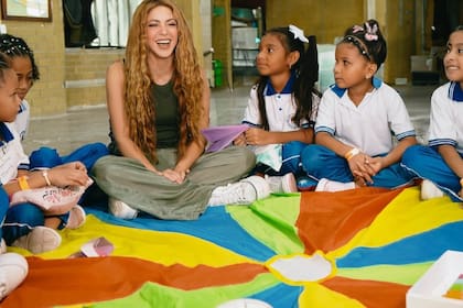 Shakira convivió con los niños en una nueva escuela en Colombia